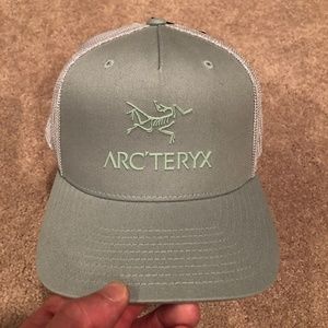 ARCTERYX TRUCKER LOGO CAP